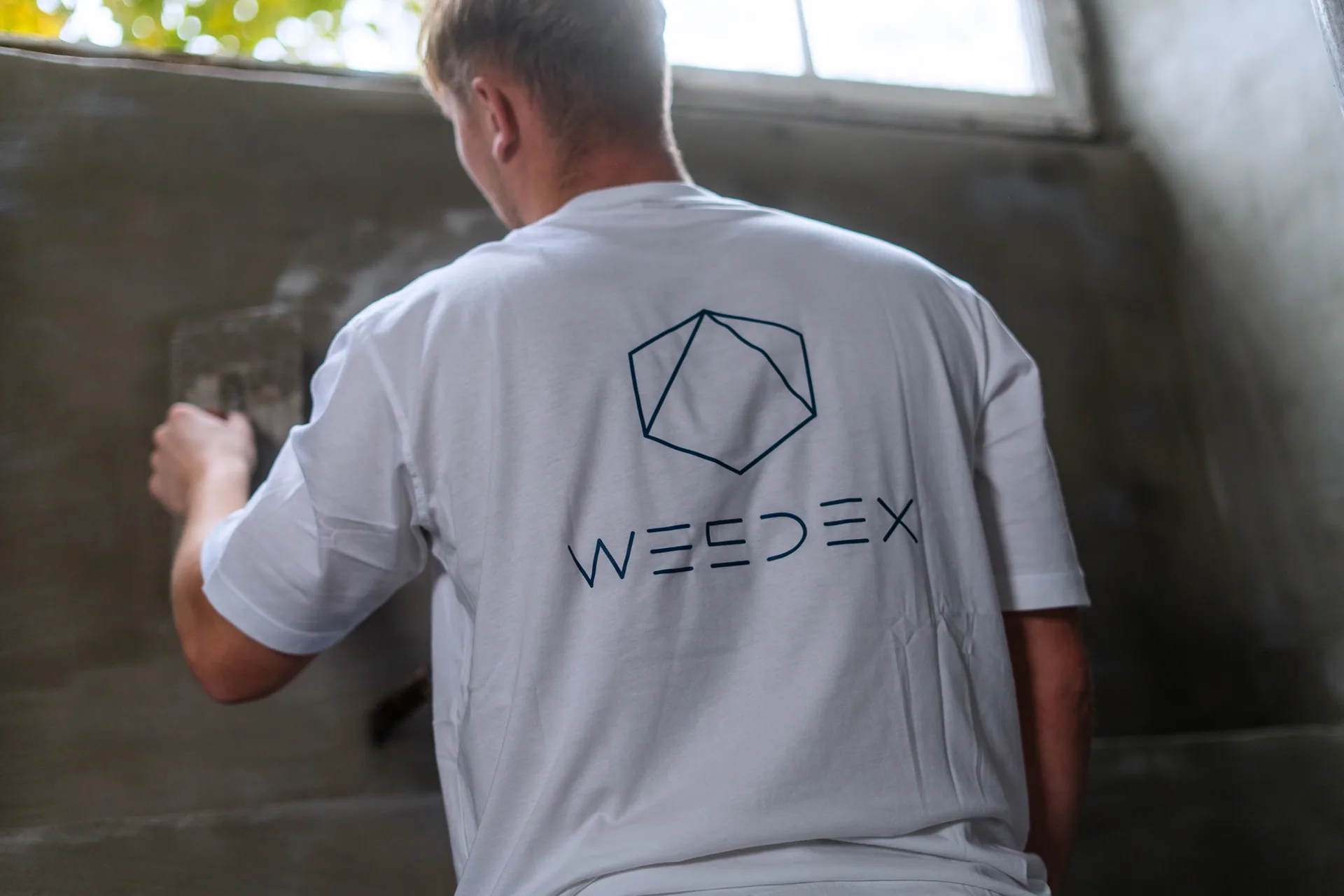 Wesdex-medarbejder påfører Vandex fugtsikring på kældervæg