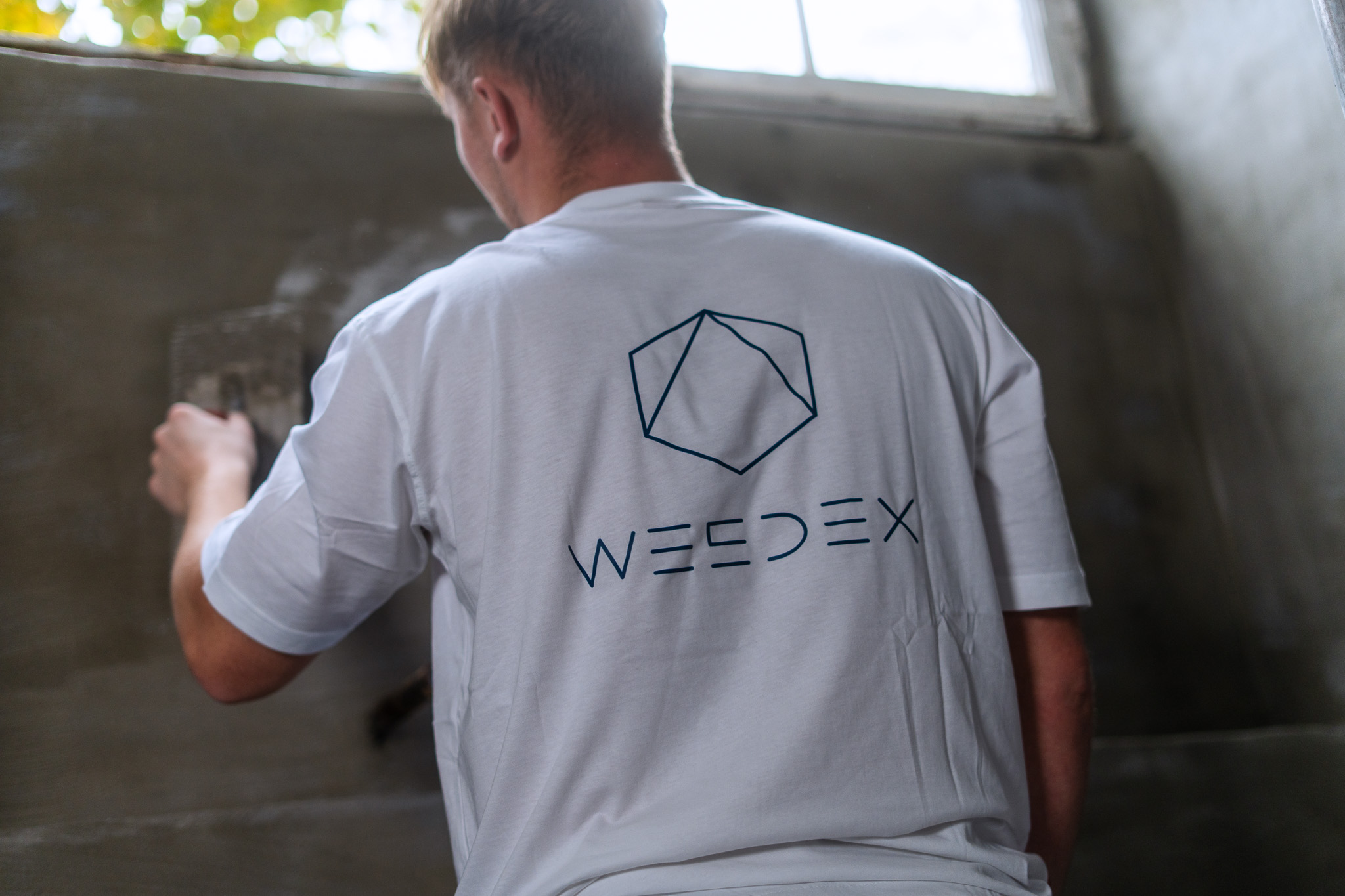 Wesdex-medarbejder påfører Vandex fugtsikring på kældervæg